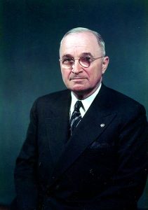 Harry Truman né à Lamar, Missouri le 8 Mai 1884. Issu d’une famille d’agriculteurs, Harry Truman devient, le 12 avril 1945, le 33ème président des Etats-Unis et décède le 26 Décembre 1972.